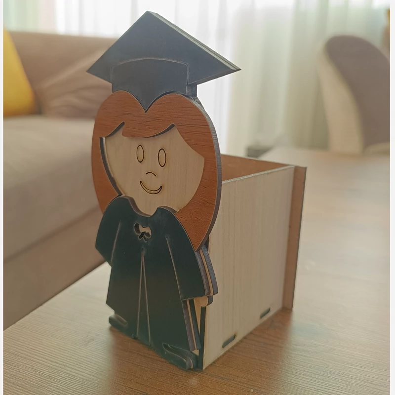 جامدادی چوبی رومیزی دانش آموز آدمک پس کرایه