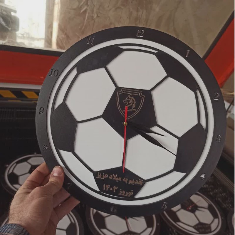 ساعت دیواری چوبی توپ فوتبال و فوتبالی مشکی کد 68 پس کرایه