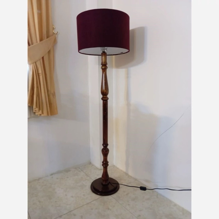 آباژور کنار سالنی چوبی پایه خراطی (پایه رنگ شده و سیم کشی شده آماده بدون کلاهک)